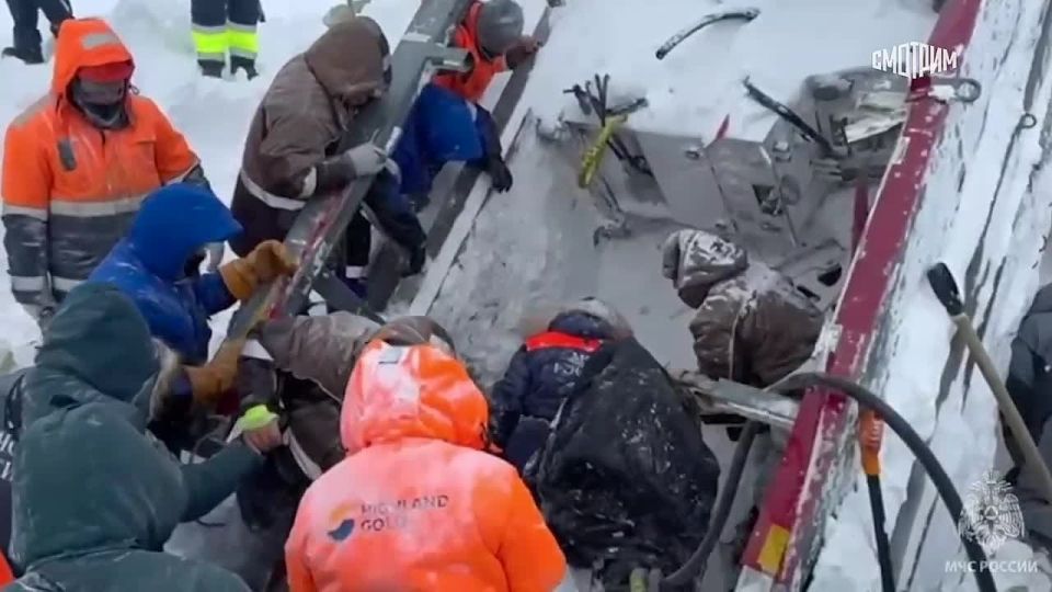МЧС опубликовало кадры спасения мужчины, попавшего под лавину на Камчатке