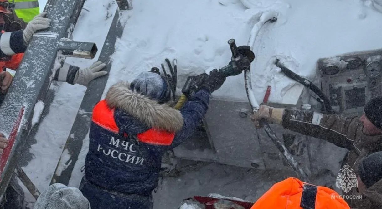 Кадры эвакуации мужчины, попавшего под сход лавины на Камчатке, публикует МЧС Кадры эвакуации мужчины, попавшего под сход лавины на Камчатке, публикует МЧС