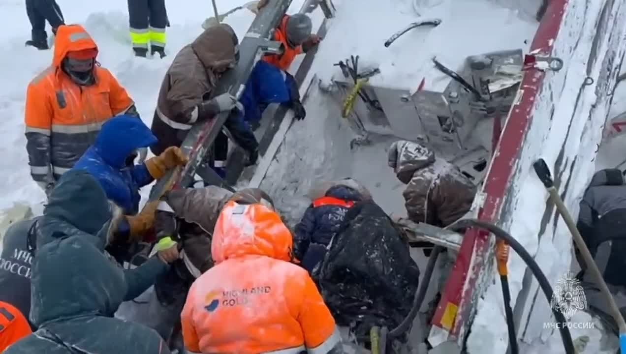 Кадры эвакуации мужчины, попавшего под сход лавины на Камчатке, публикует МЧС