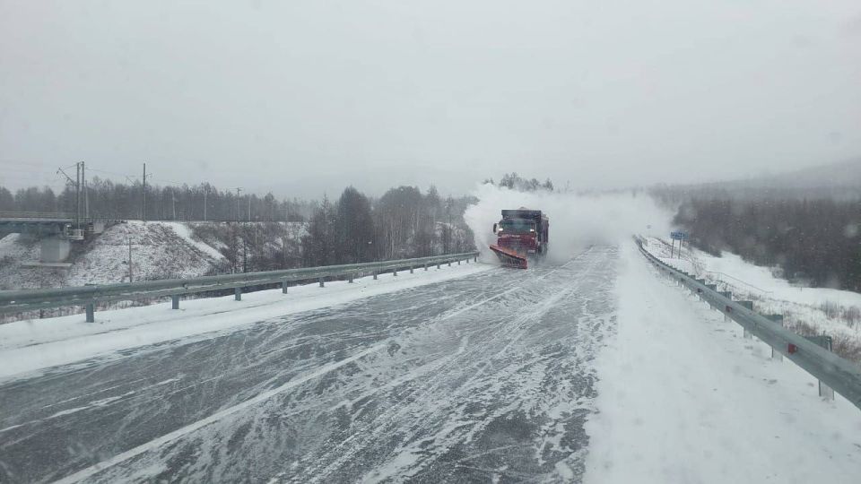 44 машины продолжают убирать снег на федеральных трассах в Забайкалье