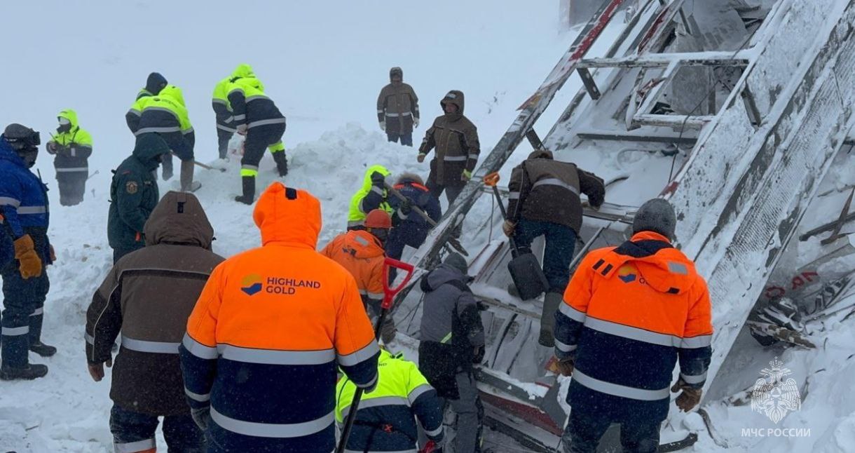 Всю ночь пролежал под снегом и выжил благодаря воздушному карману — работника золотого рудника, которого накрыло лавиной на Камчатке, доставили в больницу в Петропавловске, его осматривают врачи Всю ночь пролежал под снегом и выжил благодаря воздушному карману — работника золотого рудника, которого накрыло лавиной на Камчатке, доставили в больницу в Петропавловске, его осматривают врачи