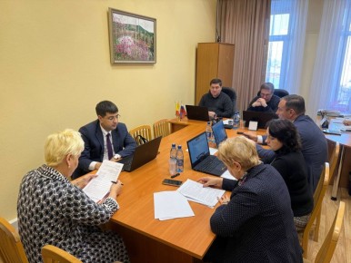 С отчетом об исполнении бюджета за 9 месяцев 2025 года на заседании комитета выступила председатель комитета по финансам городской администрации Татьяна Зеленская