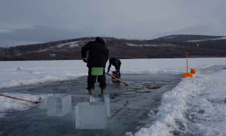 В Каларском округе началась заготовка льда для создания новогодних городков