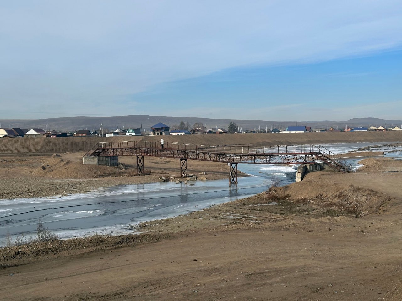 Бесхозяйность пешеходного моста через реку Алеур, на аварийность которого стали обращать внимание местные жители, явилась следствием безответственности муниципалитета