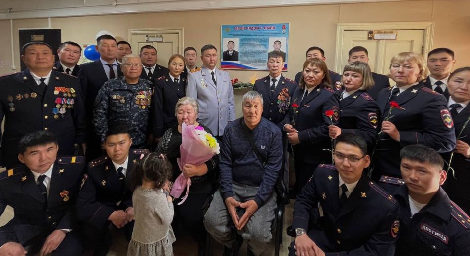 Полицейские Дульдургинского района открыли мемориальный стенд в честь памяти погибшего сотрудника