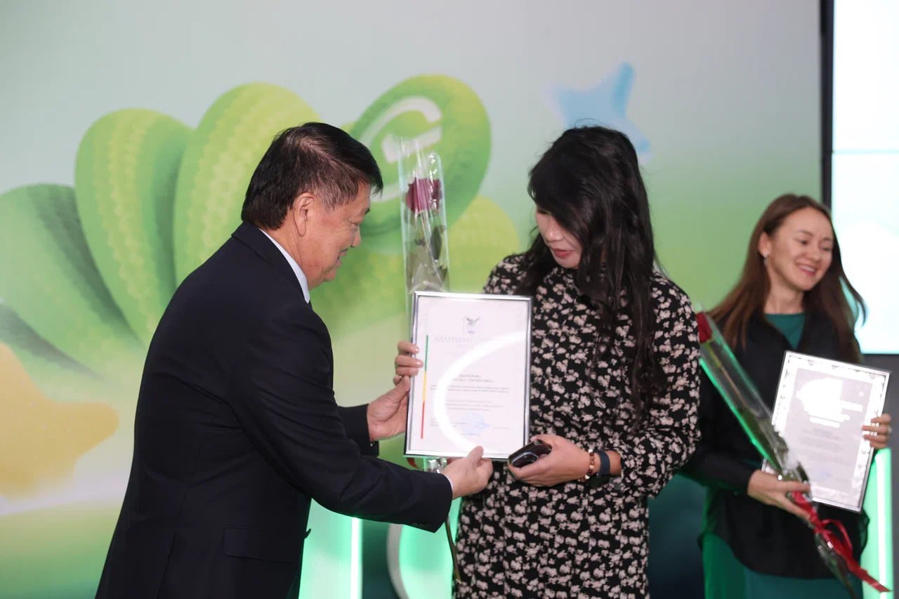 Лучшие сотрудники Сбера отмечены парламентскими наградами Лучшие сотрудники Сбера отмечены парламентскими наградами