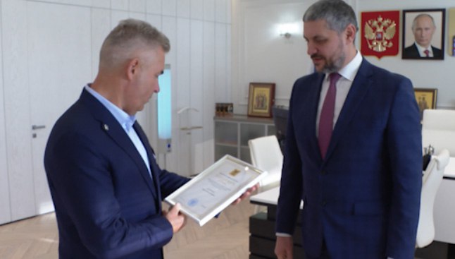 Александр Осипов вручил благодарность и региональную медаль Павлу Астахову