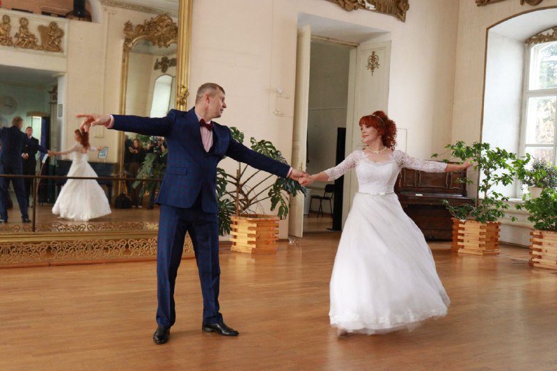 В Нерчинске провели свадебный бал в стиле 19 века в рамках «Русского форума» В Нерчинске провели свадебный бал в стиле 19 века в рамках «Русского форума»