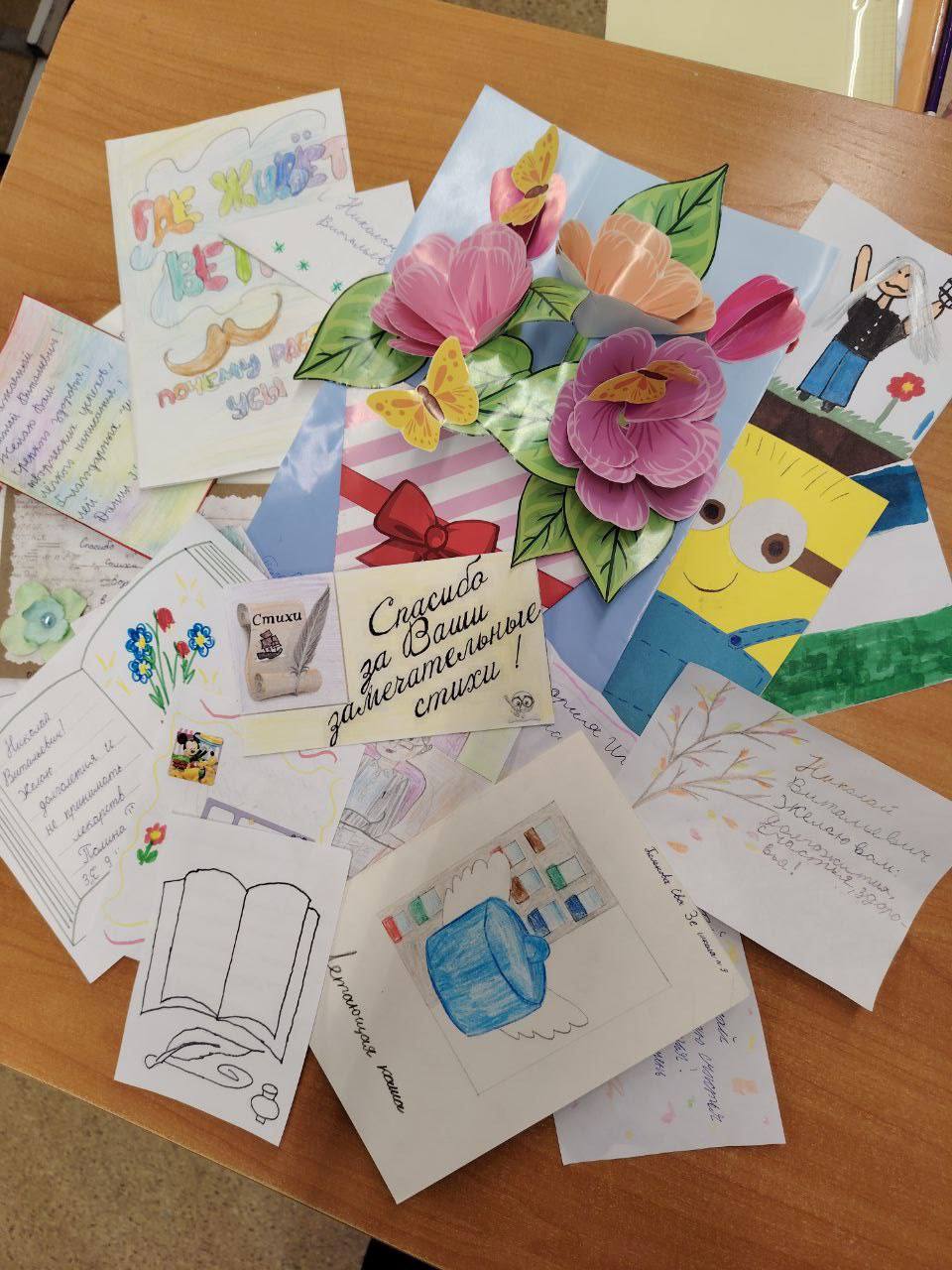 Дети хвастаются, что у них есть автограф от писателя Дети хвастаются, что у них есть автограф от писателя