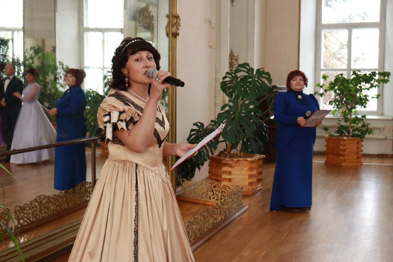 В Нерчинске провели свадебный бал в стиле 19 века в рамках «Русского форума» В Нерчинске провели свадебный бал в стиле 19 века в рамках «Русского форума»