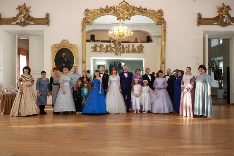 В Нерчинске провели свадебный бал в стиле 19 века в рамках «Русского форума» В Нерчинске провели свадебный бал в стиле 19 века в рамках «Русского форума»