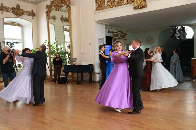 В Нерчинске провели свадебный бал в стиле 19 века в рамках «Русского форума» В Нерчинске провели свадебный бал в стиле 19 века в рамках «Русского форума»