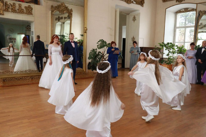 В Нерчинске провели свадебный бал в стиле 19 века в рамках «Русского форума» В Нерчинске провели свадебный бал в стиле 19 века в рамках «Русского форума»