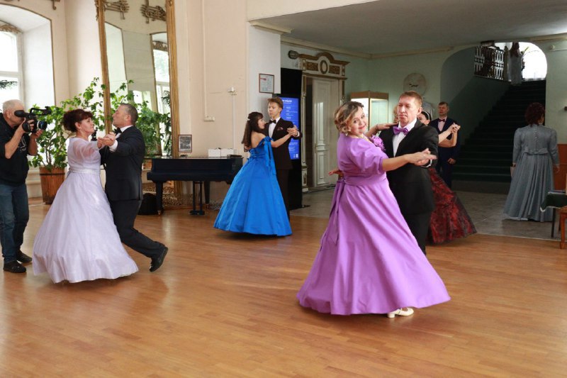 В Нерчинске провели свадебный бал в стиле 19 века в рамках «Русского форума» В Нерчинске провели свадебный бал в стиле 19 века в рамках «Русского форума»