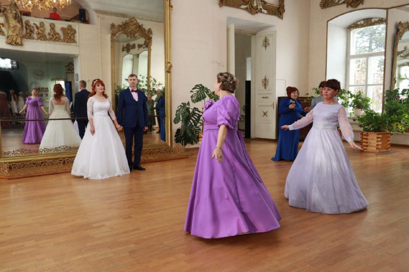 В Нерчинске провели свадебный бал в стиле 19 века в рамках «Русского форума» В Нерчинске провели свадебный бал в стиле 19 века в рамках «Русского форума»