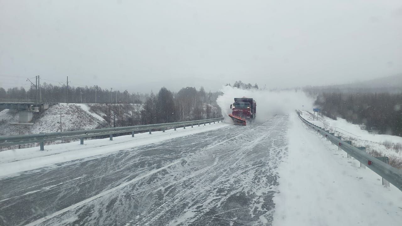 Спецтехника вышла на очистку федеральных дорог от снега в Забайкальском крае