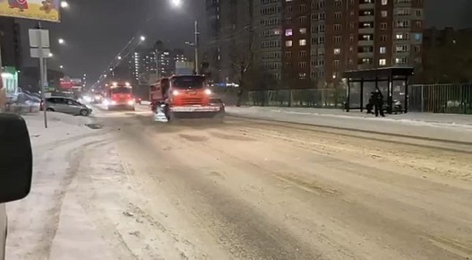 Ночь. Очистка улиц краевого центра не заканчивается