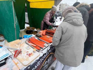 Традиционная субботняя ярмарка выходного дня работает сегодня на площади Революции