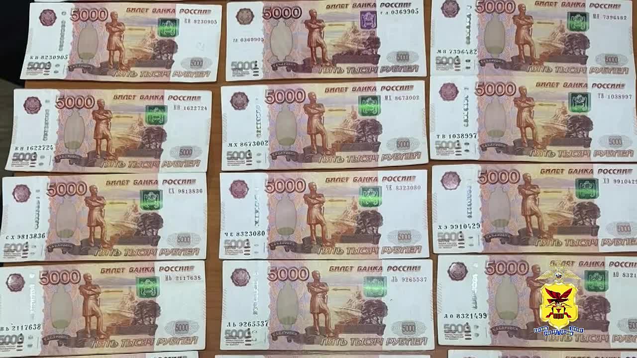 Полиция Читы перехватила курьера онлайн-аферистов и изъяла у него похищенные у женщины 700 000 рублей