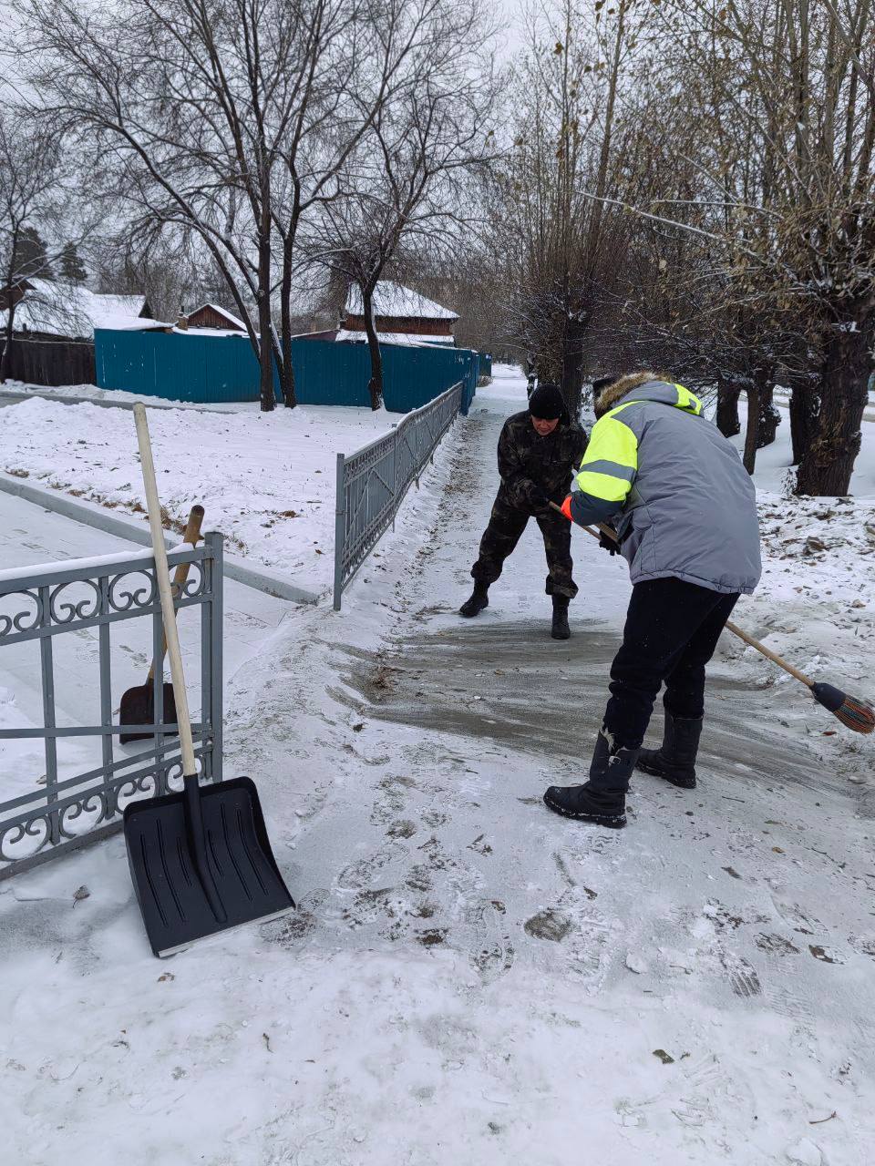 В зимнюю пору уборка снега — это не только работа спецтехники, но и важное дело для каждого из нас! В зимнюю пору уборка снега — это не только работа спецтехники, но и важное дело для каждого из нас!