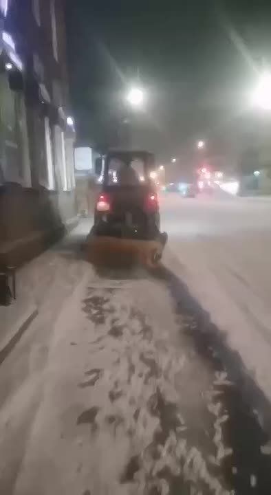 Очистка тротуаров от снега производится на основных улицах краевого центра