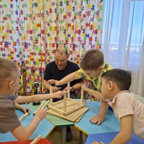 Папы делают кормушки для птиц