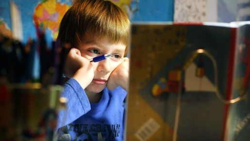 Учат в школе, а родители дома доучивают: педагог дал совет мамам и папам, как делать домашку и не сойти с ума