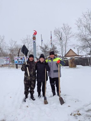 В зимнюю пору уборка снега — это не только работа спецтехники, но и важное дело для каждого из нас!