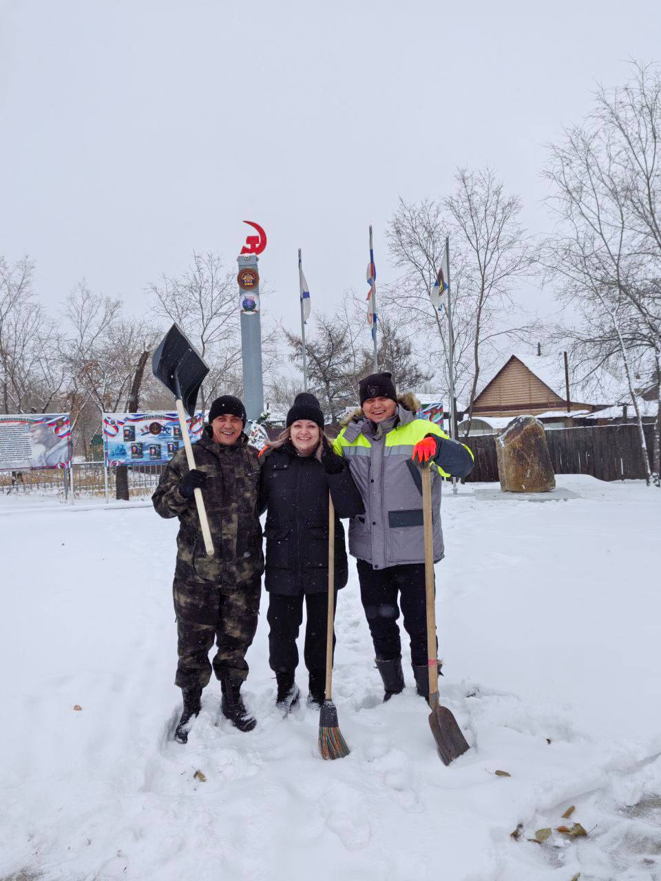 В зимнюю пору уборка снега — это не только работа спецтехники, но и важное дело для каждого из нас!