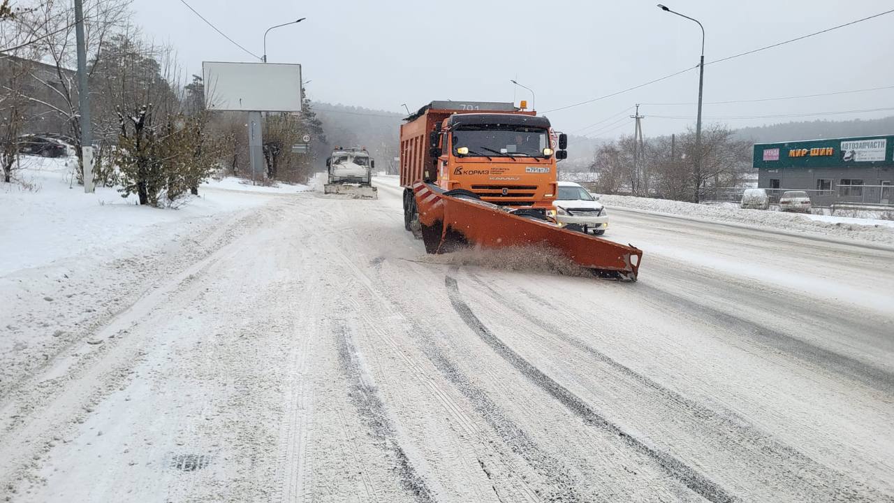 Подрядные организации работают на очистке улично-дорожной сети краевого центра Подрядные организации работают на очистке улично-дорожной сети краевого центра