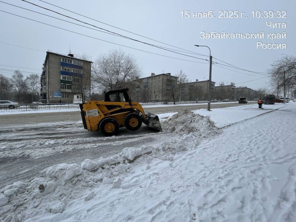 Подрядные организации отчищают улицы города от снега