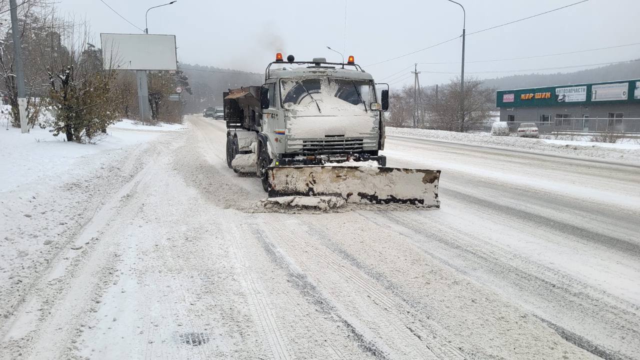 Подрядные организации работают на очистке улично-дорожной сети краевого центра Подрядные организации работают на очистке улично-дорожной сети краевого центра