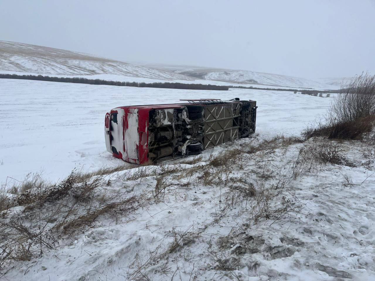 В Забайкалье автобус с вахтовиками перевернулся В Забайкалье автобус с вахтовиками перевернулся