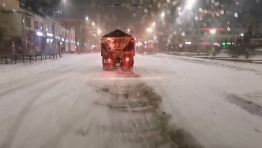 Специализированная техника муниципального бюджетного учреждения «ДМРСУ» с ночи работает на очистке улично-дорожной сети города после выпавшего снега. Проводится механизированная посыпка пескосоляной смесью. Работает 6...