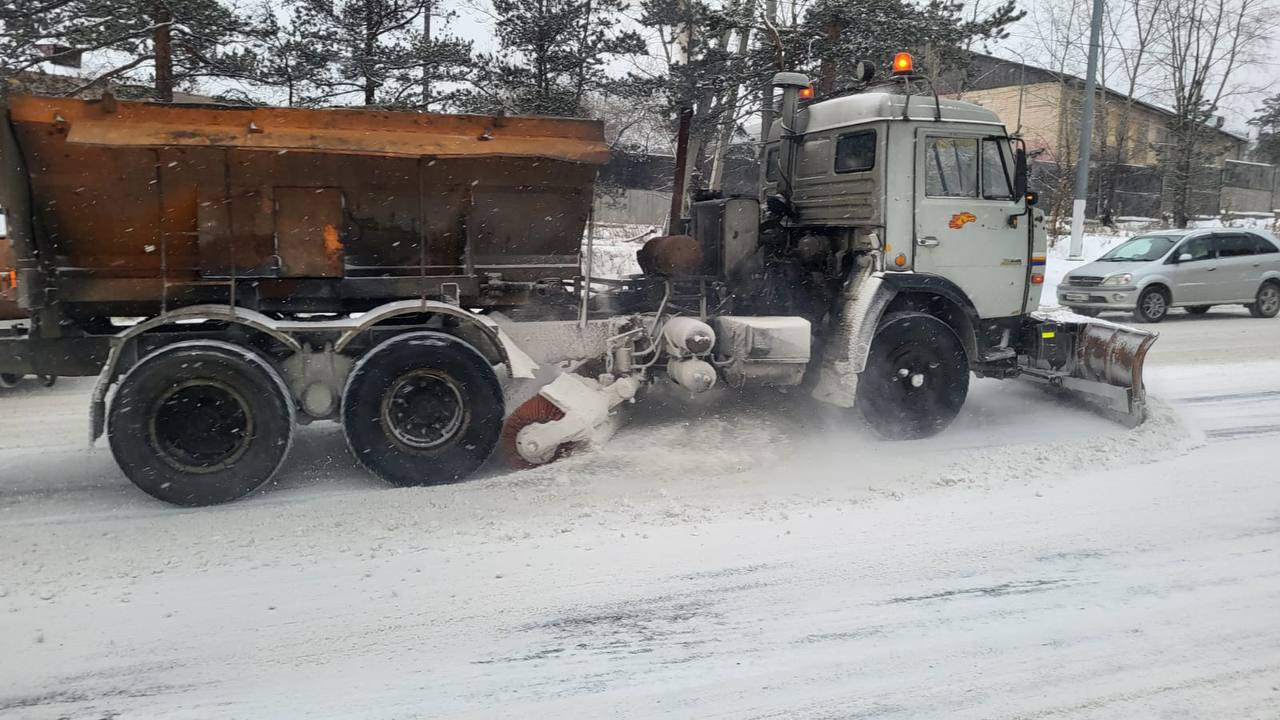 Подрядные организации работают на очистке улично-дорожной сети краевого центра Подрядные организации работают на очистке улично-дорожной сети краевого центра