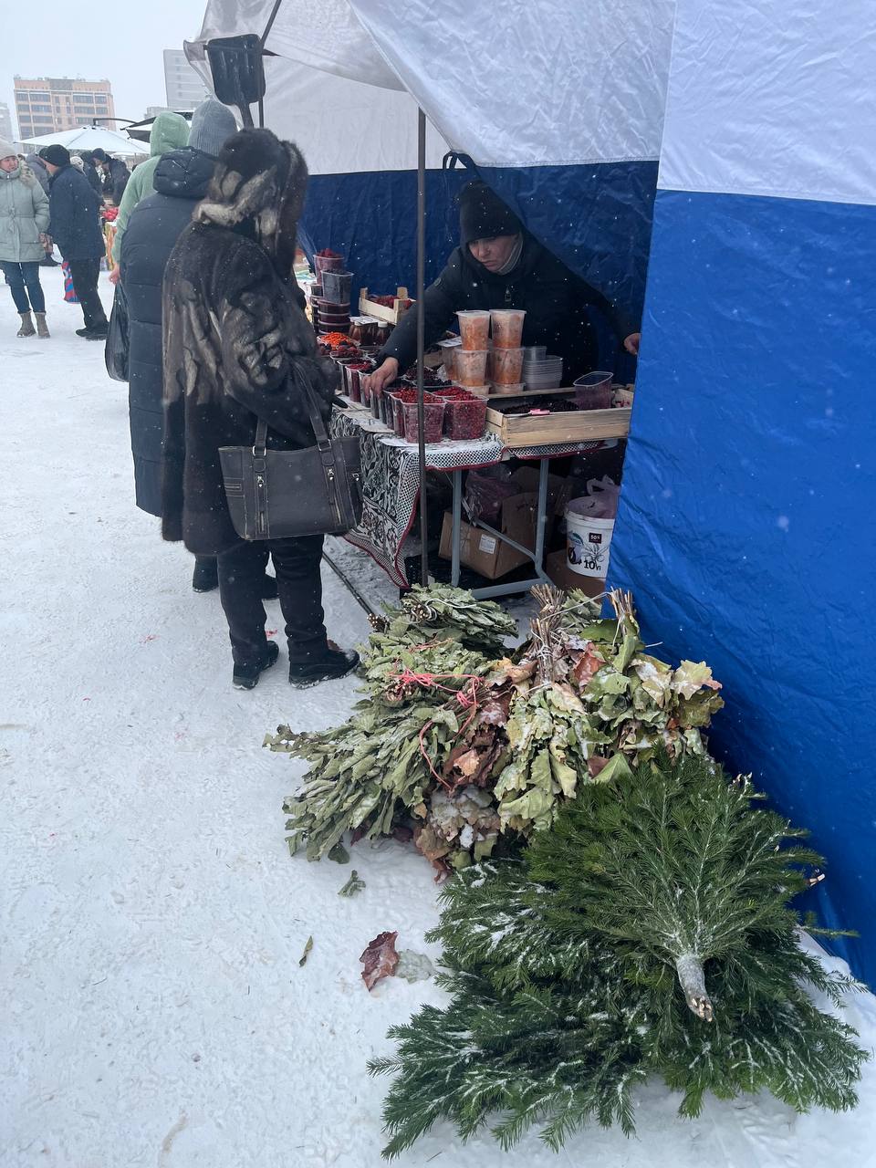 Традиционная субботняя ярмарка выходного дня работает сегодня на площади Революции Традиционная субботняя ярмарка выходного дня работает сегодня на площади Революции