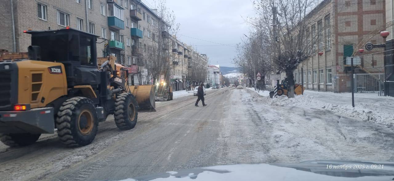 Очистка улично-дорожной сети Читы после прошедшего снегопада продолжается. Техника подрядных организаций в дневную смену работает на улицах во всех четырех районах краевого центра Очистка улично-дорожной сети Читы после прошедшего снегопада продолжается. Техника подрядных организаций в дневную смену работает на улицах во всех четырех районах краевого центра