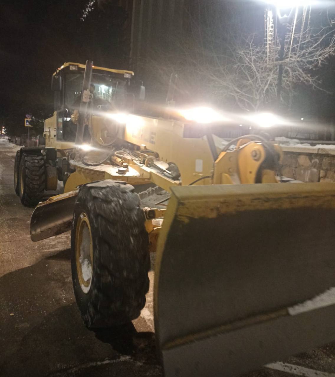 Подрядные организации в ночную смену (с 16 на 17 ноября) продолжили очистку улично-дорожной сети краевого центра. Работы проходили во всех районах города Подрядные организации в ночную смену (с 16 на 17 ноября) продолжили очистку улично-дорожной сети краевого центра. Работы проходили во всех районах города