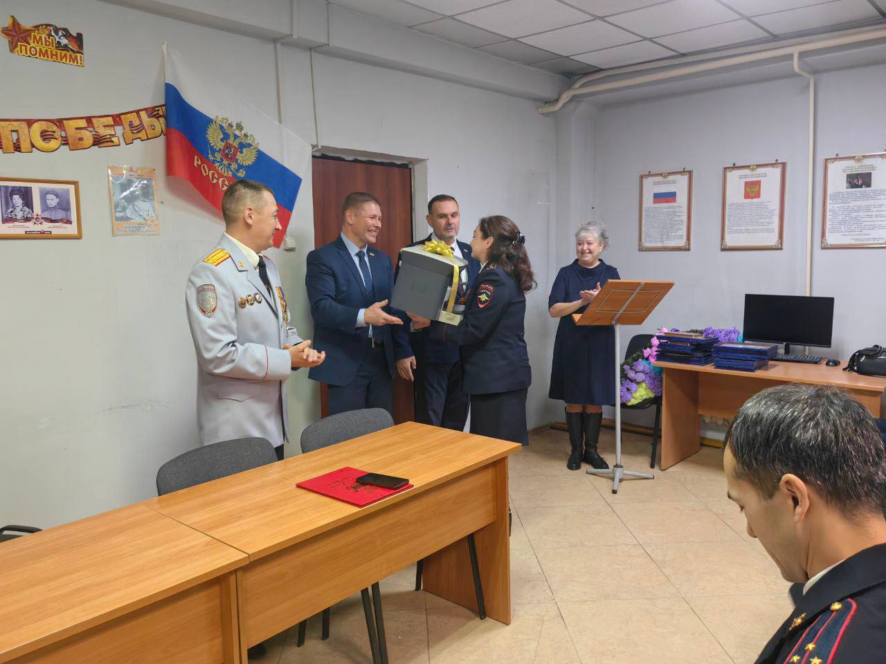 Депутаты Думы Читы поздравили с профессиональным праздником участковых уполномоченных отдела полиции «Северный» Депутаты Думы Читы поздравили с профессиональным праздником участковых уполномоченных отдела полиции «Северный»