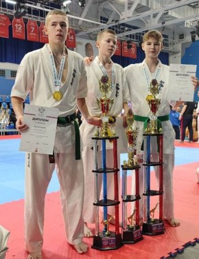 Два золота, одно серебро. Забайкальцы выступали на Первенстве России по киокусинкай среди юниоров в возрасте 16-17 лет в городе Владивосток