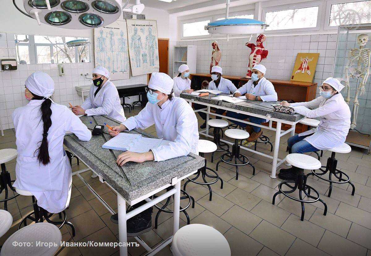 С 2026 года выпускники медвузов и колледжей, обучавшиеся на бюджетных местах, будут обязаны отработать в региональных медучреждениях