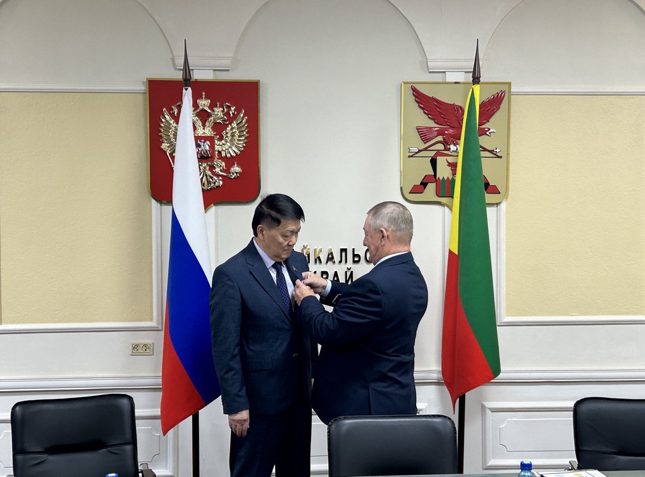 Глава Заксобрания Кон Ен Хва награжден медалью за вклад в развитие судебной системы страны Глава Заксобрания Кон Ен Хва награжден медалью за вклад в развитие судебной системы страны