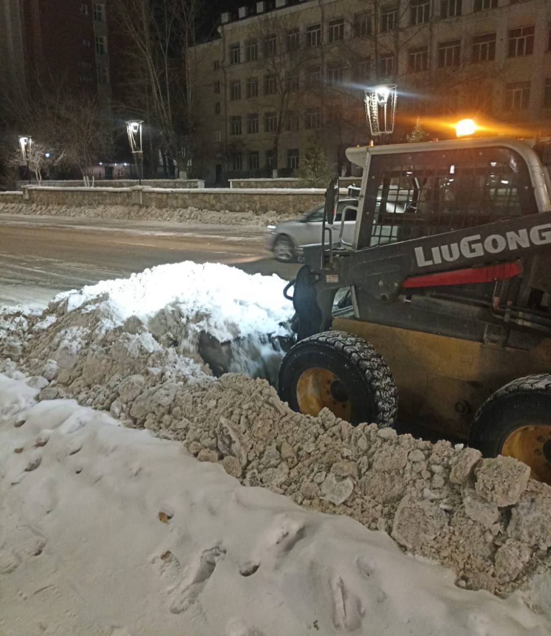 Подрядные организации в ночную смену (с 16 на 17 ноября) продолжили очистку улично-дорожной сети краевого центра. Работы проходили во всех районах города Подрядные организации в ночную смену (с 16 на 17 ноября) продолжили очистку улично-дорожной сети краевого центра. Работы проходили во всех районах города