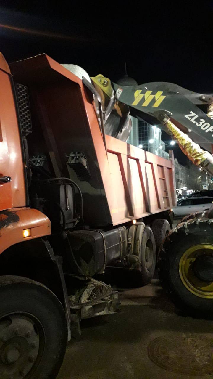 Подрядные организации в ночную смену (с 16 на 17 ноября) продолжили очистку улично-дорожной сети краевого центра. Работы проходили во всех районах города Подрядные организации в ночную смену (с 16 на 17 ноября) продолжили очистку улично-дорожной сети краевого центра. Работы проходили во всех районах города