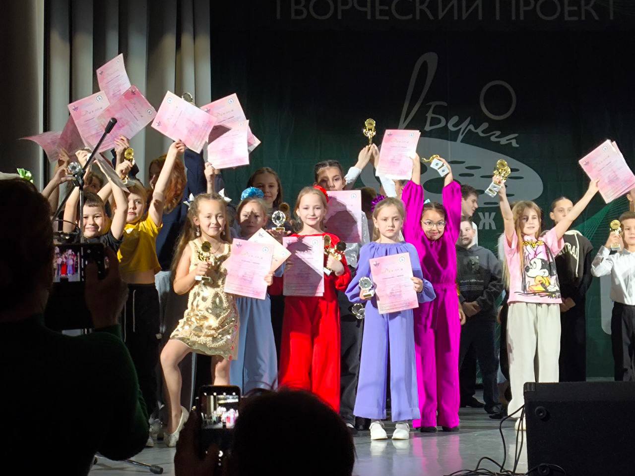 С 15 по 17 ноября учащиеся вокально-хорового отделения принимали участие в IX Международном конкурсе детского, юношеского, взрослого конкурса профессионального мастерства «Берега Надежды» в г. Красноярск С 15 по 17 ноября учащиеся вокально-хорового отделения принимали участие в IX Международном конкурсе детского, юношеского, взрослого конкурса профессионального мастерства «Берега Надежды» в г. Красноярск