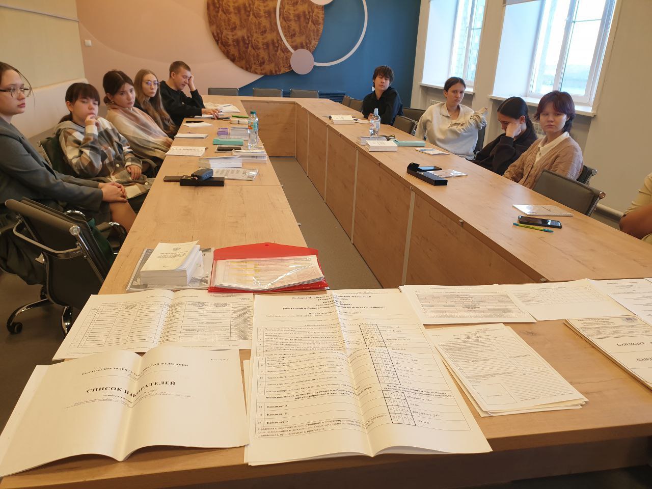 Завершился ещё один насыщенный день в образовательном центре «Эврика»! Наши будущие политики и правоведы трудятся не покладая рук