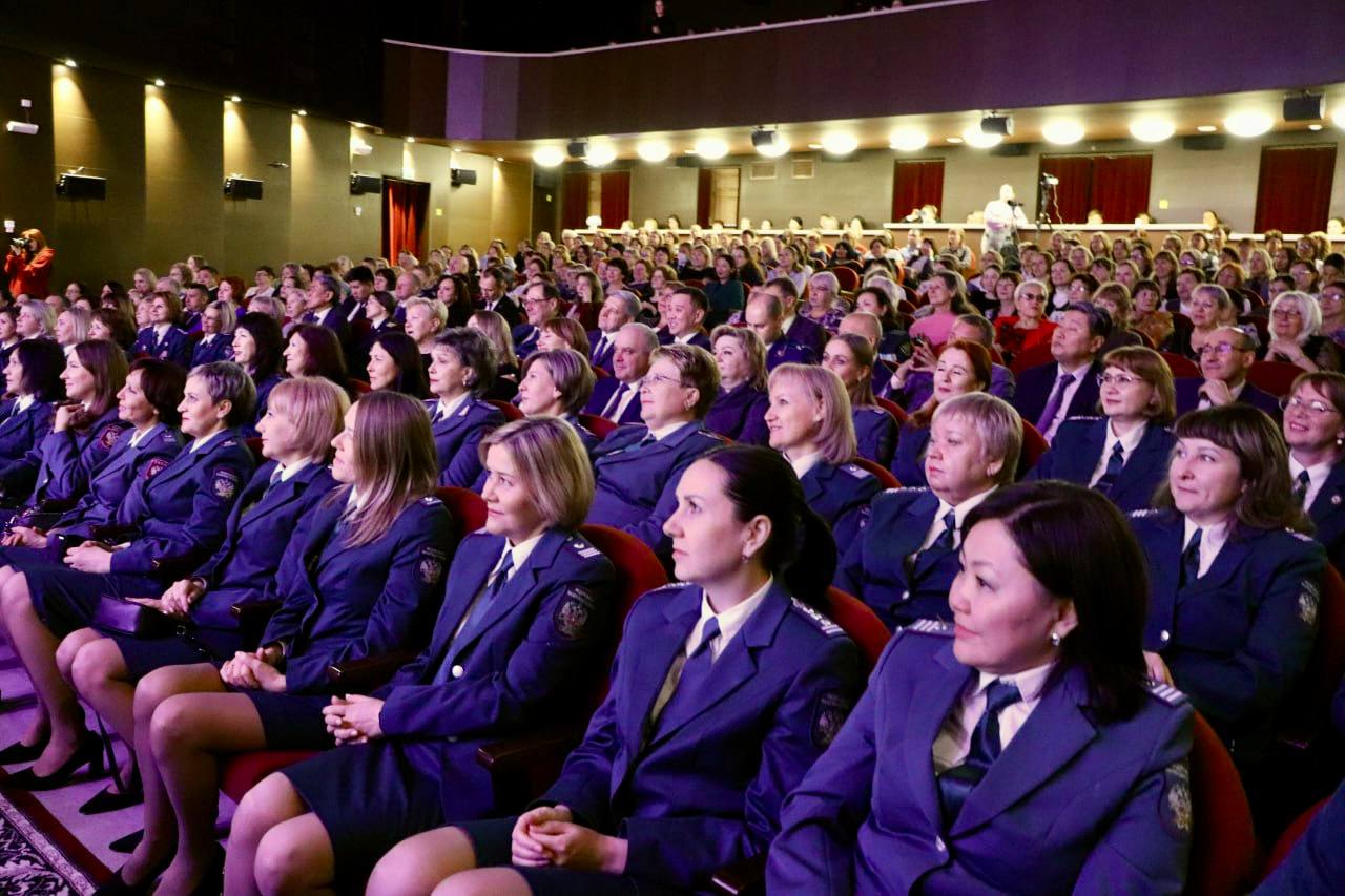 В Забайкальском краевом драматическом театре сегодня чествовали сотрудников Управления Федеральной налоговой службы России по Забайкальскому краю в связи с 35-летием создания налоговых органов В Забайкальском краевом драматическом театре сегодня чествовали сотрудников Управления Федеральной налоговой службы России по Забайкальскому краю в связи с 35-летием создания налоговых органов