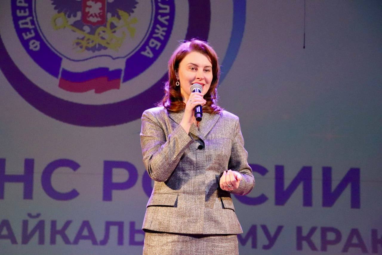 В Забайкальском краевом драматическом театре сегодня чествовали сотрудников Управления Федеральной налоговой службы России по Забайкальскому краю в связи с 35-летием создания налоговых органов