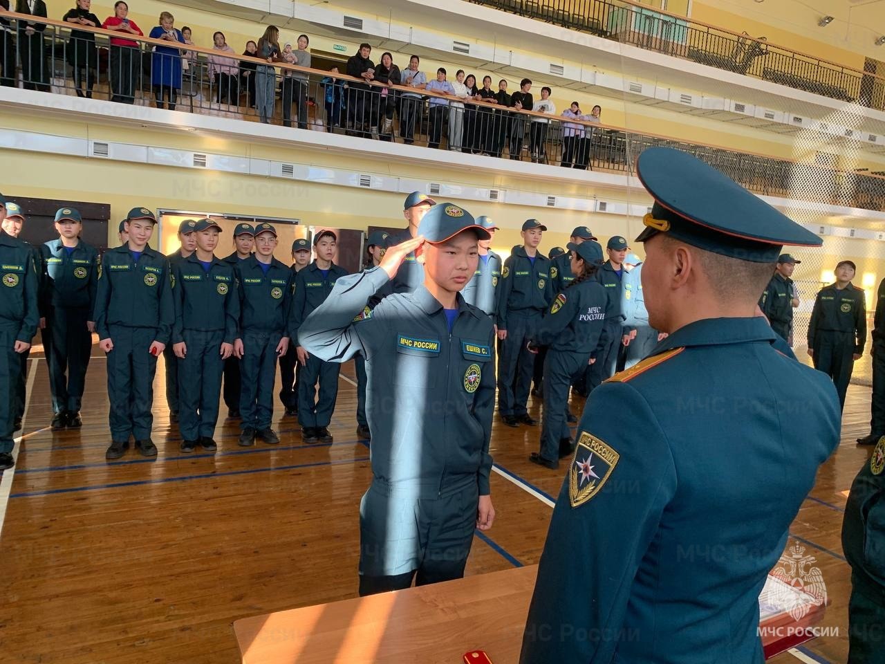 В посёлке Агинское состоялась торжественная церемония вручения погон и принесения клятвы кадетами пожарно-спасательных классов В посёлке Агинское состоялась торжественная церемония вручения погон и принесения клятвы кадетами пожарно-спасательных классов