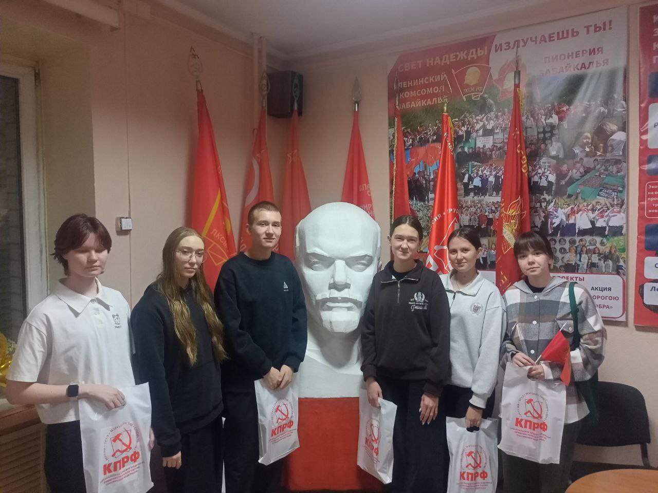 Завершился ещё один насыщенный день в образовательном центре «Эврика»! Наши будущие политики и правоведы трудятся не покладая рук Завершился ещё один насыщенный день в образовательном центре «Эврика»! Наши будущие политики и правоведы трудятся не покладая рук